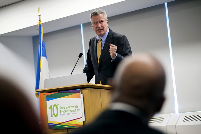 de blasio speaking lecturn