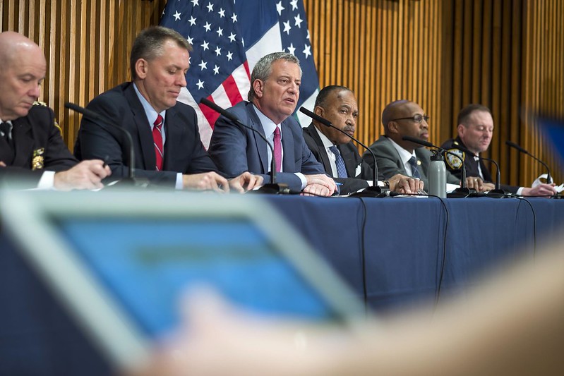 de Blasio NYPD officials briefing dais