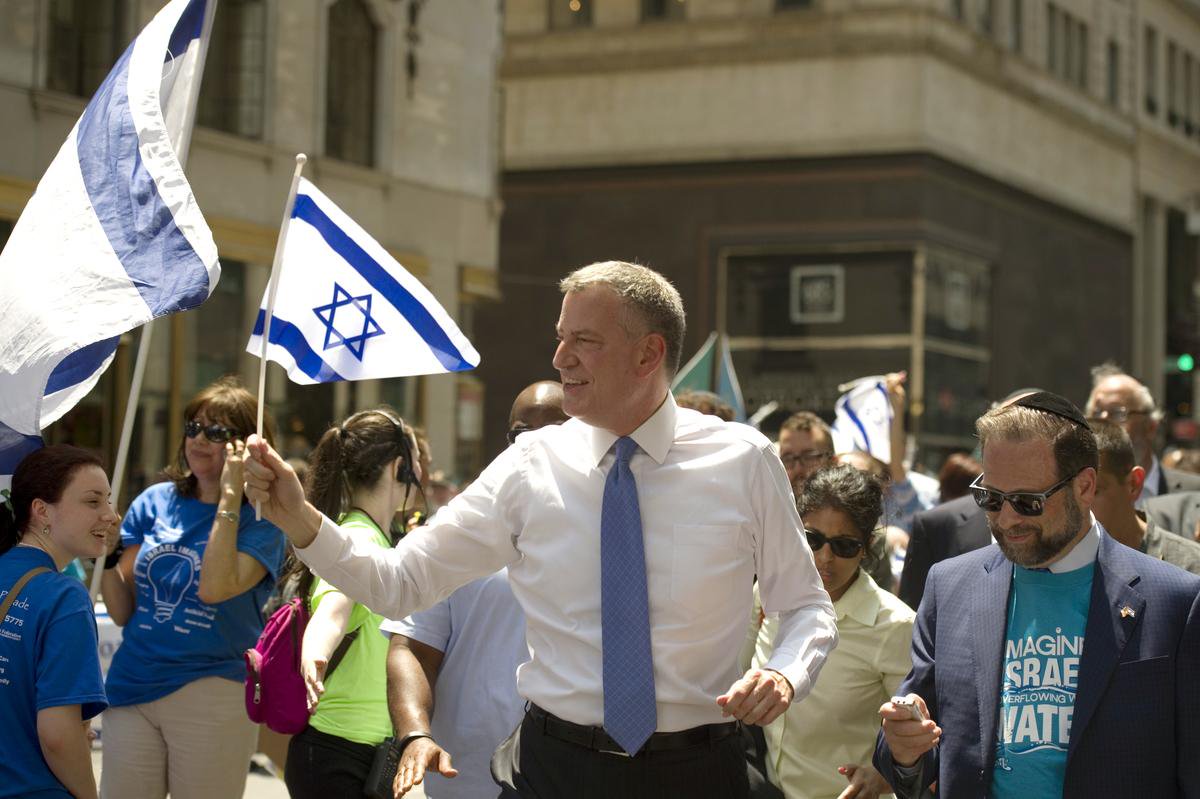 de blasio israeli flag parade